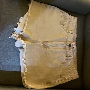 Selling because I’ve lost weight and I’m no longer this size. Was tried on once.